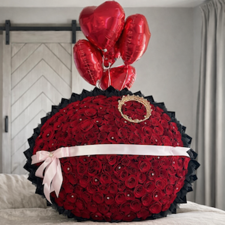 1000 Red roses bouquet with Balloons